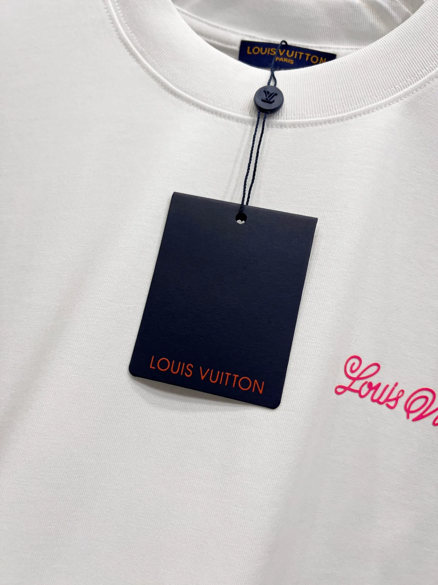 🅿️190 1v Louis* 2025 autumn and winter new style, classic letter three-dimensional foam printing technology design, high-end version! Highly breathable and comfortable, customized double yarn plain cotton fabric. Short-sleeved T-shirt. Same style for men and women. Sizes S M L XL XXL Five sizes black white